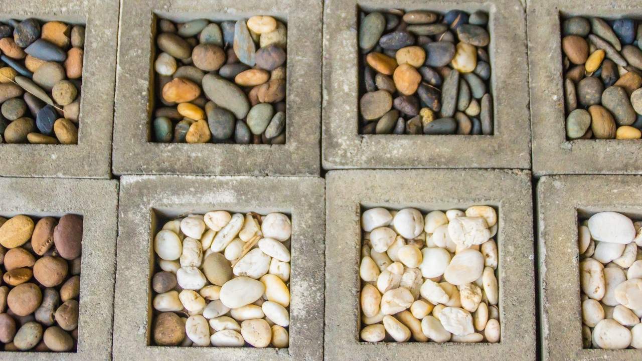 17 River Rock Landscaping Ideas That Turn Simple Yards Into Showpieces - river rock landscaping ideas ss1150152380 dnoh
