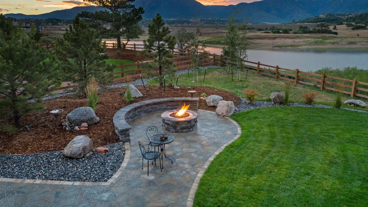 17 River Rock Landscaping Ideas That Turn Simple Yards Into Showpieces - river rock landscaping ideas ss1219586875 dnoh