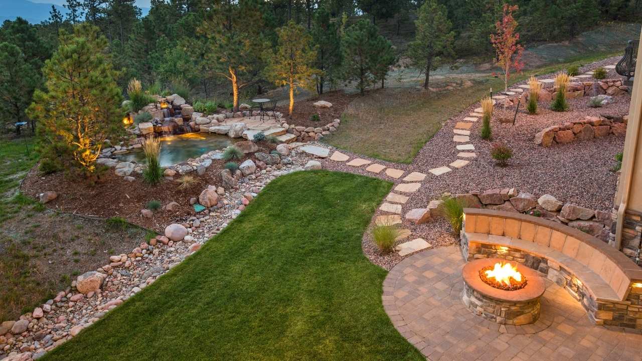17 River Rock Landscaping Ideas That Turn Simple Yards Into Showpieces - river rock landscaping ideas ss1262397655 dnoh