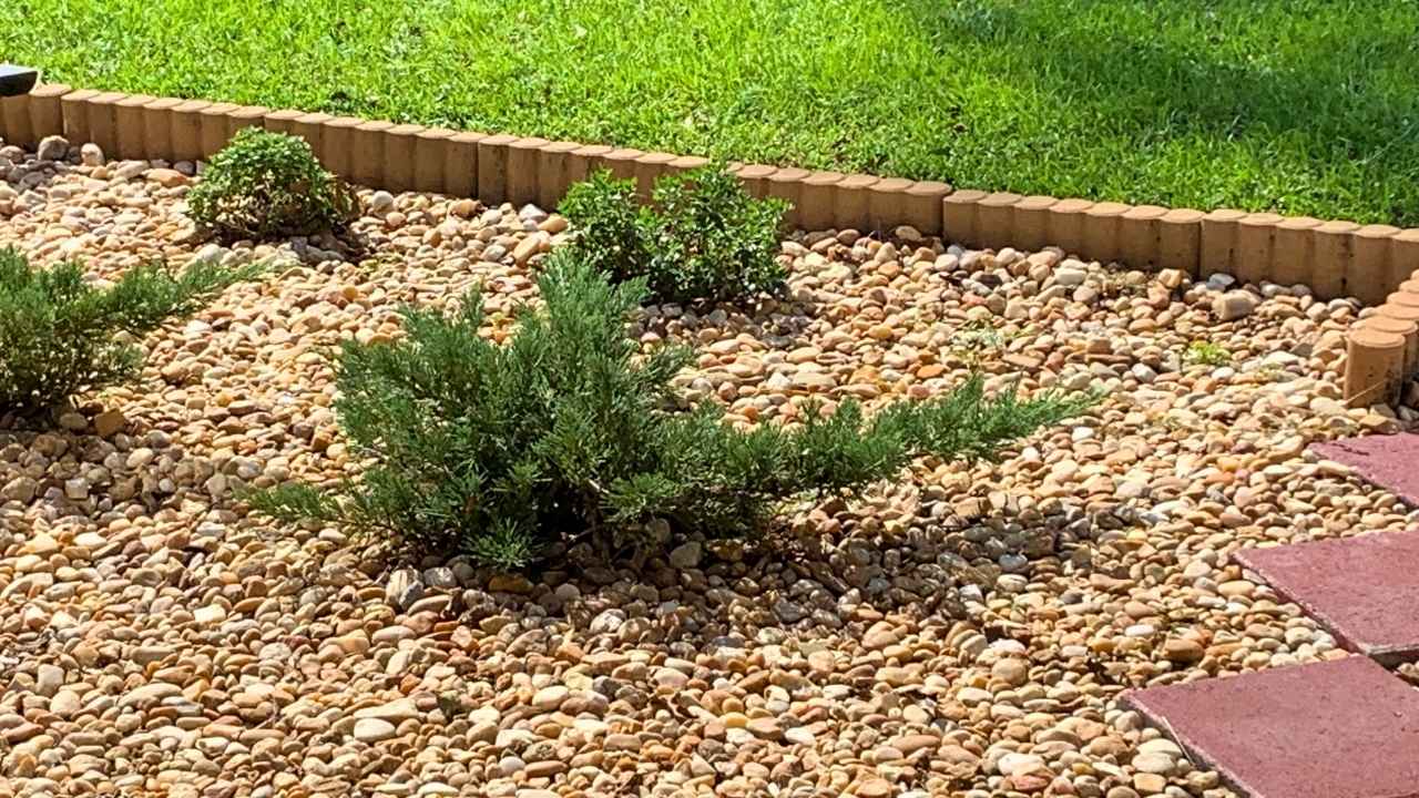 17 River Rock Landscaping Ideas That Turn Simple Yards Into Showpieces - river rock landscaping ideas ss2364547987 dnoh